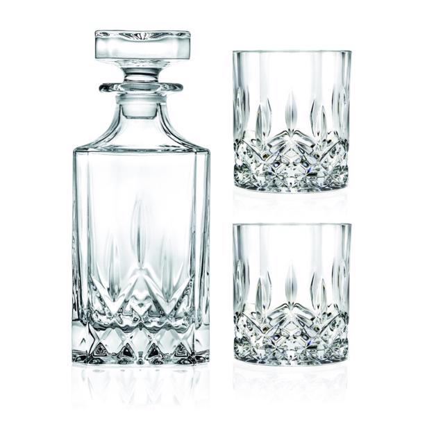 Het verfijnde assortiment glaswerk van Bar is het perfecte cadeau voor de cocktailmixoloog. Bar biedt u gesneden glazen karaffen en glassets met trendy patronen en texturen, samen met een bar set in roestvrij staal om entertainen nóg leuker te maken. Bar is een Europees product dat superieure kwaliteit biedt.
De 3-delige set bevat: 
2 x whiskyglas 30cl1 x whiskykaraf 1,08L