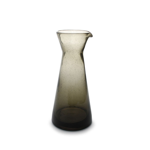 Zin in een drankje? Drip steelt de show met prachtige stapelbare glazen met bijpassende karaffen. De bruisende luchtbellen die verwerkt werden in gesmolten glas creëren prachtige details. Omdat de items in de massa gekleurd zijn, zal er geen verkleuring optreden na veelvuldig gebruik of bij gebruik in de vaatwasser.